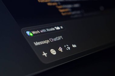 Poznan, Polonya - 14 Nisan 2025: ChatGPT entegrasyon sekmesini mesajlaşma arayüzü ve kod arkaplanı ile gösteren Xcode IDE 'nin Macro görünümü, yapay zekayı modern bir yazılım geliştirme çalışma akışına harmanlıyor