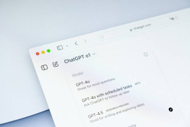 Poznan, Polonya 14 Nisan 2025: ChatGPT model seçim menüsünün GPT-4.0 ve GPT-4.5 içerikli, tarayıcı kontrollü ve parlak çalışma alanı aydınlatmasında minimum UI temizliği 