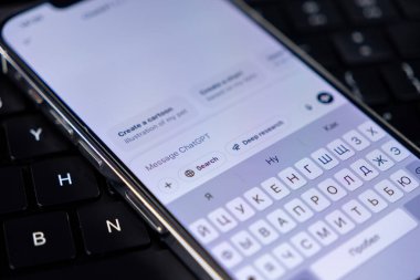 Poznan, Polonya 14 Nisan 2025: ChatGPT uygulaması açık, Kiril klavyesi etkin ve çok dilli yapay zeka etkileşimini gösteren arama araçları 