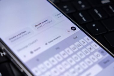 Poznan, Polonya 14 Nisan 2025: ChatGPT uygulaması açık olan akıllı telefonun görüntüsü, ses giriş simgesi, mesaj önerileri ve etkin konuşma modunda dijital asistan 