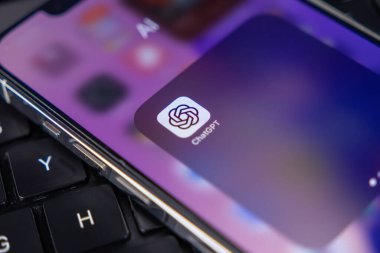 Poznan, Polonya 14 Nisan 2025: ChatGPT mobil simgesi akıllı telefonlu ev ekranda gösteriliyor klavyede dinleniyor, teknolojik çalışma alanında modern yapay zeka kullanımını temsil ediyor 