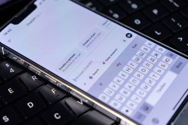 Poznan, Polonya 14 Nisan 2025: ChatGPT uygulamasını arama araçları, mesaj alanı ve teknoloji odaklı çalışma alanındaki akıllı cevap düğmeleri ile gösteren akıllı telefon ekranının yakın çekimi 