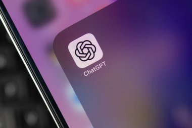 Poznan, Polonya 14 Nisan 2025: ChatGPT uygulama simgesini gösteren akıllı telefon ekranı, mobil dijital ortamlarda yapay zeka araçlarını temsil ediyor 