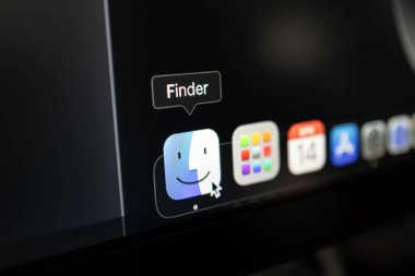 Poznan, Polonya 14 Nisan 2025: Rıhtımdaki Bulucu uygulama simgesini gösteren MacOS arayüzünün ayrıntılı görünümü, koyu masaüstü arkaplanındaki imleç imleci tarafından vurgulandı 
