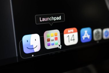 Poznan, Polonya 14 Nisan 2025: MacOS rıhtımının imleç simgesi Launchpad simgesini gösteren detaylı görünümü, uygulama erişimini, arayüz navigasyonunu ve üretkenliği simgeliyor 