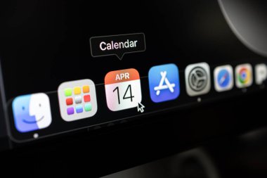 Poznan, Polonya 14 Nisan 2025: Apple MacOS Dock 'un seçilmiş bir takvim simgesini görünür bir tarih, program ve organizasyon araçlarını temsil eden ayrıntılı görünümü 