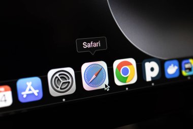 Poznan, Polonya 14 Nisan 2025: Safari simgesini imleç altında gösteren MacOS Dock 'un yakın görüntüsü, çevrimiçi arama ve tarama için öntanımlı Apple tarayıcısını temsil ediyor 