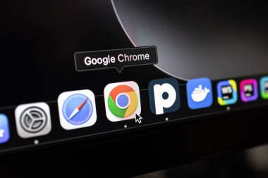 Poznan, Polonya 14 Nisan 2025: Google Chrome simgesini fare imlecinin altında gösteren MacOS masaüstü rıhtımının yakın çekimi, İnternet taraması ve arama motoru erişimini temsil ediyor 