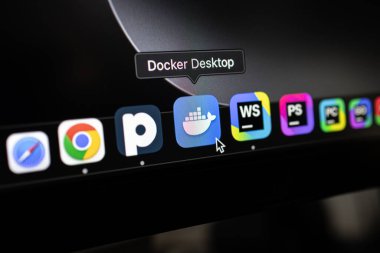 Poznan, Polonya 14 Nisan 2025: MacOS Rıhtım Arayüzü 'nün imleç seçici masaüstü simgesi ile yakınlaştırılması, konteynır geliştirme ve sanal hale getirme araçlarını temsil etmesi 