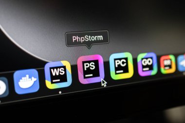 Poznan, Polonya 14 Nisan 2025: Profesyonel PHP geliştirme ortamını temsil eden bir macOS arayüzü üzerinde Rıhtım panelinde PhpStorm uygulama simgesi vurgulandı 