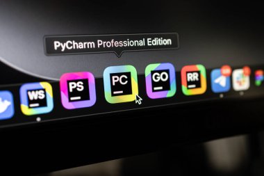 Poznan, Polonya 14 Nisan 2025: PyCharm Professional Edition simgesi MacOS masaüstünde vurgulandı, Python programlama ve kodlama için gelişmiş araçları temsil ediyor 