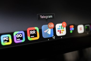 Poznan, Polonya 14 Nisan 2025: MacOS Rıhtımında vurgulanan Telegram uygulama simgesine yakın plan, okunmamış iletileri popüler bir şifrelenmiş iletişim aracı olarak gösteriyor 