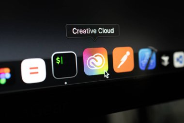 Poznan, Polonya 14 Nisan 2025: MacOS rıhtımındaki Adobe Yaratıcı Bulut simgesine yakın çekim, Adobe 'nin yaratıcı uygulamalara erişmek ve yönetmek için kullanılır 