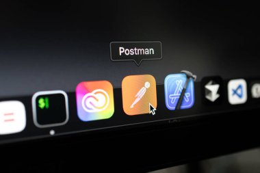 Poznan, Polonya 14 Nisan 2025: MacOS rıhtımında Postacı simgesine yakın plan, API tasarım, test, otomasyon ve takım işbirliği için geliştiriciler tarafından yaygın olarak kullanılır 