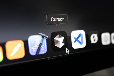Poznan, Polonya 14 Nisan 2025: MacOS rıhtımında imleç uygulama simgesine yakın çekim, geliştiriciler için yapay zeka özellikleri ile geliştirilmiş modern bir kod düzenleyicisi gösteriliyor 