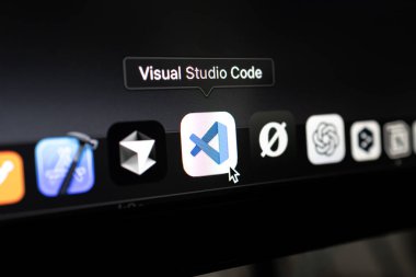 Poznan, Polonya 14 Nisan 2025: MacOS rıhtımında seçilen Görsel Stüdyo Kodu simgesine yakın çekim, programlama için yaygın olarak kullanılan kros platform kaynak kod düzenleyici 