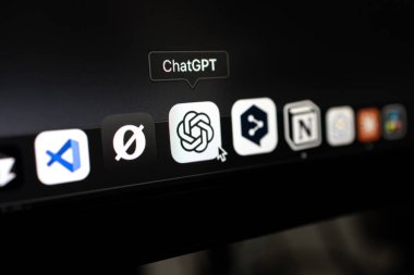 Poznan, Polonya 14 Nisan 2025: MacOS rıhtımında ChatGPT uygulama simgesine yakın çekim, iletişim ve verimlilik için kullanılan yapay zeka destekli bir sohbet robotu arayüzü vurgulanıyor 