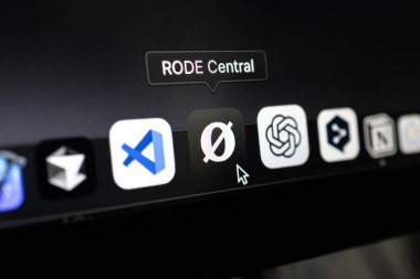 Poznan, Polonya 14 Nisan 2025: RODE Merkez uygulama simgesi MacOS rıhtımında vurgulandı, RODE mikrofonları ve dişlileri yönetmek, güncellemek ve yapılandırmak için kullanılır 