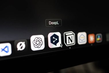 Poznan, Polonya 14 Nisan 2025: MacOS rıhtımında DeepL uygulama simgesine yakın çekim, hızlı ve isabetli dil dönüşümü için gelişmiş bir yapay zeka çeviri aracını vurguluyor 