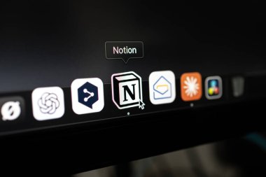 Poznan, Polonya 14 Nisan 2025: MacBook limanındaki Notion uygulama simgesine yakın çekim, üretkenlik, planlama ve takım çalışması için popüler bir dijital çalışma alanını vurguluyor 
