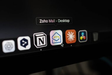 Poznan, Polonya 14 Nisan 2025: Mac rıhtımında Zoho Posta ikonuna yakın çekim, iş iletişimi ve iş akışı için tasarlanmış güvenli ve reklamsız bir e-posta servisi 