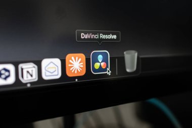 Poznan, Polonya 14 Nisan 2025: Mac dock 'taki DaVinci Çözünürlük logosunun yakın çekimi, video düzenleme, renk derecelendirme ve prodüksiyon sonrası prodüksiyon için profesyonel bir masaüstü yazılımını temsil etmektedir. 