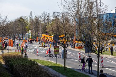 Poznan, Polonya - 13 Nisan 2025: Büyük bir seyirci kitlesi ve halk, yarı maraton yarışına katılanlara destek ve tezahürat yapmak amacıyla şehir caddesi boyunca toplandı