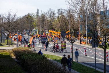 Poznan, Polonya - 13 Nisan 2025: Kalabalık, dijital saat ile yarı maraton rotasında belirlenen noktada toplandı, yardım veya kilometre işareti istasyonu olarak hizmet verdi