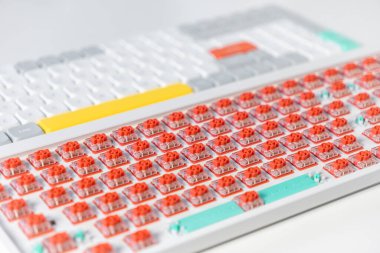 Kısmen monte edilmiş özel klavye özellikleri, DIY mekanik kurulumundaki ilerlemeyi gösteren, renkli tuş kapaklarıyla tamamlanmış bir bölümle birlikte kırmızı sıcak takas anahtarlarını ortaya çıkardı