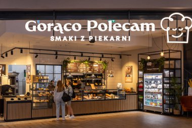 Poznan, Polonya - 30 Nisan 2025: Goraco Polecam 'ın içini inceleyin, hamur işleri, ekmek ve içeceklerin sergilendiği, müşterilere taze fırın ürünleri ve bir kafe deneyimi sunulduğu
