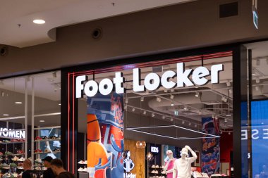Poznan, Polonya - 30 Nisan 2025: Foot Locker mağazasının iç görünümü önde gelen logo, spor ayakkabıları, spor kıyafetleri ve aktif bir yaşam tarzı için atletik giysiler sergileniyor