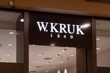 Poznan, Polonya - 30 Nisan 2025: W.KRUK mağaza tabelasının belirgin logosu ve 1840 yılı ile dış çekimleri, mücevher ve zarif tasarım geleneğini simgeliyor