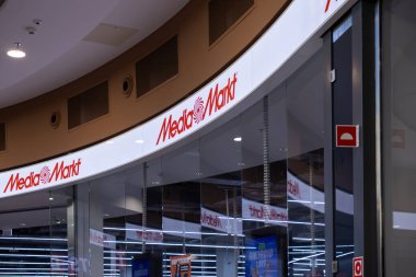 Poznan, Polonya - 30 Nisan 2025: Büyük bir perakende mağazasının belirgin Medya Markt tabelası ve modern eğimli cam girişi elektronik ve teknoloji ürünleri satın almak için popüler bir konumu göstermektedir