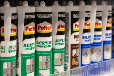 Poznan, Polonya - 30 Nisan 2025: Acrylic Universal, Silicone ve Montage Classic 'in çeşitli yapı ve onarımları temsil eden çoklu pattex tüplerinin yakın görüntüsü