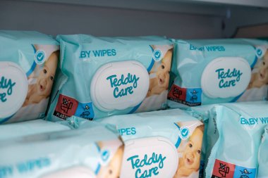 Poznan, Polonya - 30 Nisan 2025: Yığınla Teddy Care bebek bezi paketleri yumuşak ve hassas formülü vurguluyor yeni doğan bakımı ve hijyen ihtiyaçları için pakette gülümseyen bir bebek var