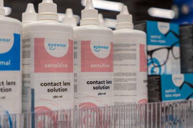 Poznan, Polonya - 30 Nisan 2025: Sağlıklı görme, günlük hijyen ve bir mağaza rafında rahat aşınma için hayati önem taşıyan hassas lens çözüm paketlerini gösteren perakende