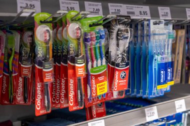 Poznan, Polonya - 30 Nisan 2025: Colgate ve Oral-B marka diş fırçalarının günlük diş sağlığı hizmetlerini destekleyen tüketici seçimi için ambalajda geniş bir yelpazede sergilenmesi