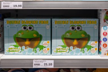 Poznan, Polonya - 30 Nisan 2025: Çocuklar için tasarlanmış Paketli Baloncuk Üfleyen Kurbağa banyo oyuncağı, erken duyusal oyun için ses efektleri ve vakum bardakları