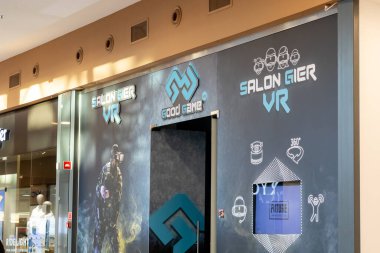 Poznan, Polonya - 30 Nisan 2025: Modern alışveriş merkezindeki Good Game sanal gerçeklik atölyesinin ön cephesi büyüleyici oyun deneyimleri, gelecekteki eğlence ve eğlence faaliyetlerini teşvik ediyor