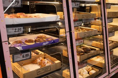 Poznan, Polonya - 30 Nisan 2025: Çeşitli çörek ve hamur işleriyle birlikte Lidl fırın vitrininde Milka, popüler tatlı ikramları ve uygun satın alma seçenekleri sunuyor