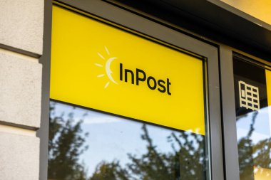 Poznan, Polonya - 30 Nisan 2025: InPost lojistik şirketi logosu parsel hizmetlerini ve e-ticaret taşımacılığını temsil ediyor, dış binalarda sergileniyor ve uygun müşteri çözümlerini gösteriyor