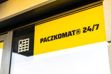 Poznan, Polonya - 30 Nisan 2025: Paczkomat otomatikleştirilmiş parsel tabelası modern e-ticaret dağıtımını ve modern perakende ve kentsel teknolojiyi temsil eden uygun lojistiği vurguluyor