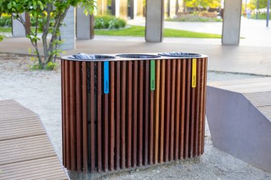 Polonya 'da sürdürülebilirlik için atık ayıklamasını kolaylaştıran kamusal alanda kağıt, cam, plastik ve renkli bantlı üç kompartıman geri dönüşüm kutusu bulunuyor