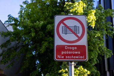 Düzenleyici işaret simgesi şehir simgesi ağaçların yanında, kırmızı alt panel metin 