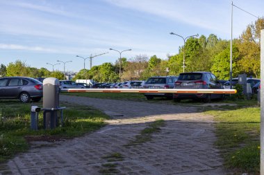 Poznan, Polonya - 25 Nisan 2025: Otomatik araç bariyer kapısı açık hava park girişinde girişleri kontrol eden araçlar ve araçların erişimini düzenliyor