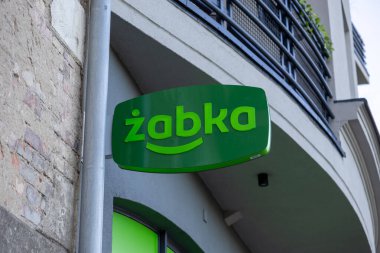 Poznan, Polonya - 25 Nisan 2025: Zabka Yeşil Oval Market Tabelasının Şehir Binası Cephesi 'ne monte edilmesi Müşteriler için Perakende Yeri Belirleniyor