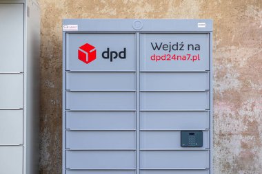 Poznan, Polonya - 25 Nisan 2025: Modern Gri DPD paket dolabının açık hava görüntüsü, uygun paket gönderme ve alımı için otomatik lojistik çözüm gösteriyor