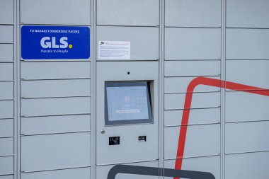 Poznan, Polonya - 25 Nisan 2025: GLS Parcel Locker, uygun paket alımı ve verimli e-ticaret lojistiğini destekleyen nakliye için otomatik self servis terminali