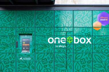 Poznan, Polonya - 25 Nisan 2025: Allegro One Box uygun paket alımı ve verimli e-ticaret lojistiğini destekleyen bırakma için otomatik yeşil terminal