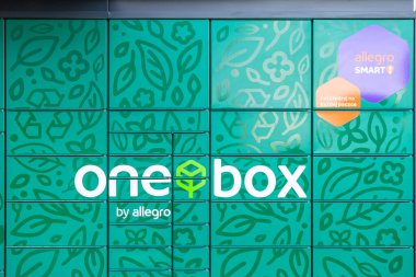Poznan, Polonya - 25 Nisan 2025: Allegro One Box yeşil cephe verimli e-ticaret lojistiğini destekleyen uygun paket hizmetleri için ayırt edici yaprak desenine sahiptir